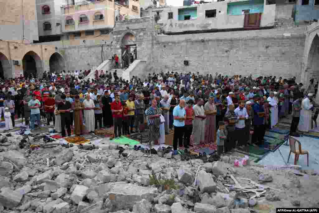 Palestinienii participă la rugăciunile de dimineață din 16 iunie, în prima zi a sărbătorii Eid al-Adha, în curtea Moscheii Omari, din Gaza City, distrusă în mare parte de bombardamentele israeliene începute după atacul terorist Hamas de la 7 octombrie.&nbsp;