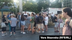  Протест на жители и природозащитници против разширението и сечта на дървета по столичната улица 