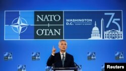 Shefi i NATO-s, Jens Stoltenberg, gjatë samitit të aleancës në Uashington. 