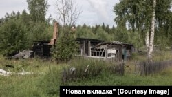 Сгоревший дом на въезде в деревню Шунему. Фото: Юлия Невская