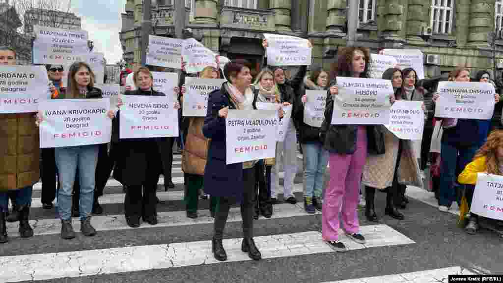 Učesnice protesta nose transparente sa imenima ubijenih žena u Srbiji u 2022.godini.