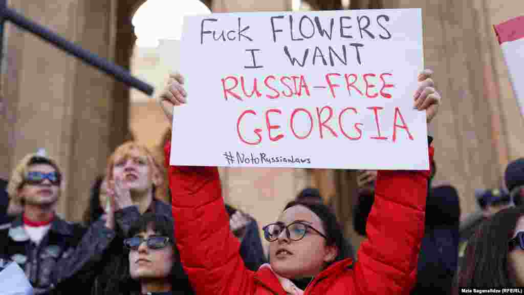 Protesta po zhvillohen edhe në Tbilisi, kryeqyteti i Gjeorgjisë, ku demonstruesit mbajnë edhe pankarta me mesazhe anti-ruse.