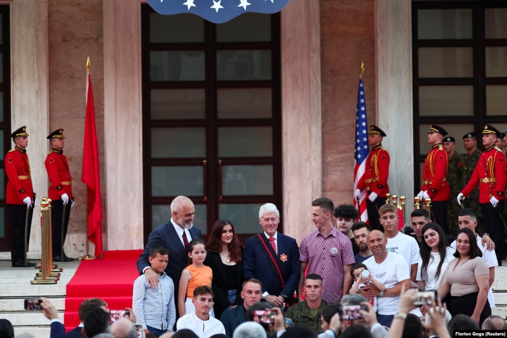 Ish-presidenti amerikan, Bill Clinton, duke pozuar me fëmijë të emëruar për nder të tij në Tiranë, Shqipëri.