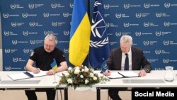 უკრაინის გენერალურმა პროკურორმა ანდრეი კოსტინმა და სისხლის სამართლის საერთაშორისო სასამართლოს მდივანმა პიტერ ლუისმა ხელი მოაწერეს შეთანხმებას 