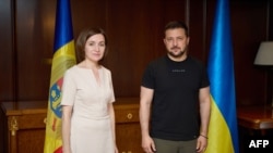 Президентка Молдови Мая Санду (л) і її український колега Володимир Зеленський