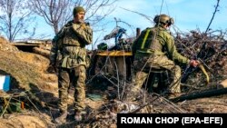  Украински войници от противовъздушно подразделение на позиция на неразкрито място близо до фронтовия град Бахмут, Източна Украйна, 25 март 2023