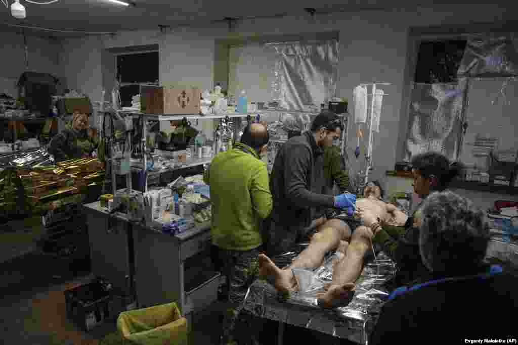 Medics&nbsp;treat wounded Ukrainian soldiers in an operating room in a field hospital in Bakhmut on February 26.&nbsp;