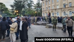 Участники акции и силовики у здания абхазского парламента