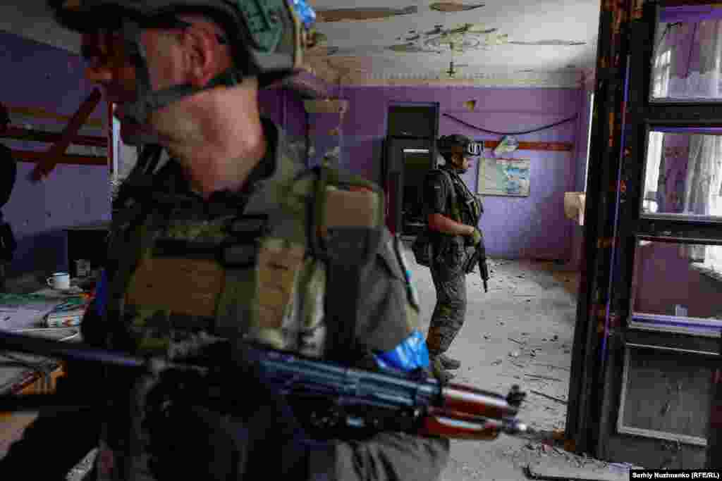 Ukrainian soldiers in&nbsp;Blahodatne on June 17 inspect the ruins of the local House of Culture, which was the scene of intense fighting.&nbsp;