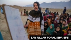 شماری از کودکان دختر حین آموزش در فضای باز در اطراف ولایت کابل
