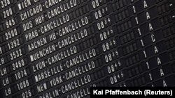 Tabela e fluturimeve që shfaq anulimin e fluturimeve në aeroportin në Frankfurt. Fotografi ilustruese nga arkivi. 