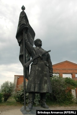 Multe din monumentele expuse în Memento Park din Budapesta glorificau „soldatul sovietic eliberator” prin statui de mari dimensiuni.