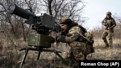 Украинские военнослужащие устанавливают противотанковые ракетные комплексы «Стугна» вблизи Бахмута Донецкой области, 17 марта 2023 года