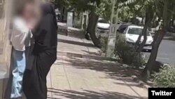 عکس از ویدئوی تلاش یک مأمور گشت برای بازداشت زنِ بدون حجاب اجباری در خیابان گیشای تهران، تیر ۱۴۰۲