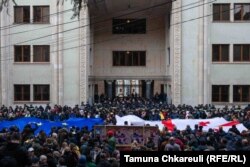 პარლამენტის წინ ევროკავშირისა და საქართველოს დროშები გაშალეს