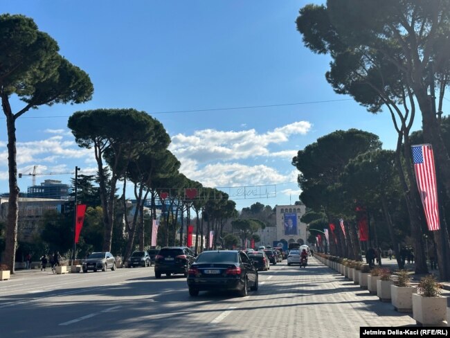 Automjetet duke kaluar në mes të flamujve amerikanë dhe shqiptarë në Bulevardin “Dëshmorët e Kombit” në Tiranë më 14 shkurt, në prag të vizitës së Antony Blinken në Shqipëri.