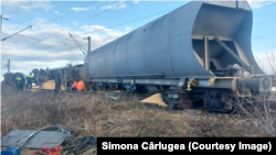 Un tren de marfă a deraiat și s-a răsturnat pe calea ferată între Craiova și Caracal.