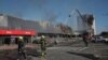 Рятувальники гасять пожежу після російського удару по Одесі, 14 серпня 2023 року