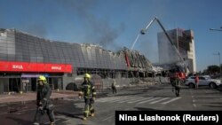 Рятувальники гасять пожежу після російського удару по Одесі, 14 серпня 2023 року