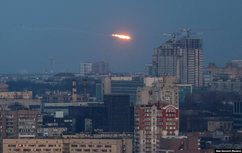 Si vede l'esplosione di un missile sopra la città di Kiev.  Il procuratore generale dell'Ucraina ha affermato che l'ultima ondata di attacchi russi ha ucciso almeno 16 persone e ne ha ferite quasi 100.   