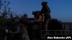 Украинские военные на Humvee под Бахмутом в апреле 2024 года