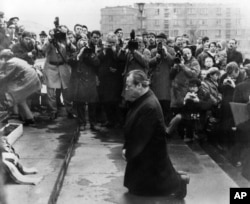 Канцлер ФРГ Вилли Брандт на коленях в Варшаве, 6 декабря 1970 года