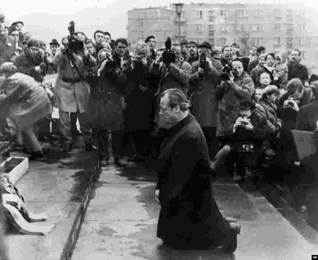 Ustanak u getu i ubistvo 90 posto poljskih Jevreja došli su u žarište zanimanja javnosti kad je tadašnji njemački savezni kancelar Willy Brandt 6. decembra 1970. kleknuo ispred spomenika junacima Varšavskog geta. Ta neočekivana gesta protumačena je kao izraz poniznosti i kao simbol Brandtove politike prema Istoku usmjerene na dijalog s komunističkim vladama.