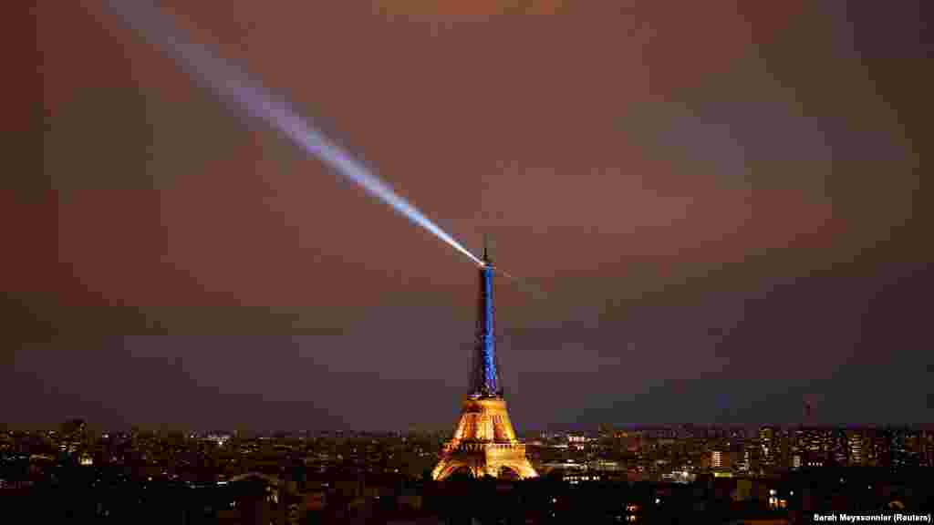 Az Eiffel-tornyot is az ukrán zászló színeivel világították ki február 23-án éjjel Párizsban