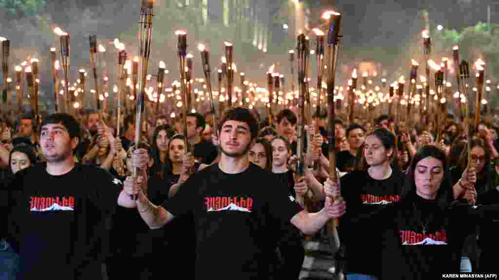 Fáklyás résztvevők vonulnak Jereván utcáin. 2021. április 24-én Joe Biden amerikai elnök hivatalosan is népirtásnak ismerte el a tömeggyilkosságot. A lépést Barack Obama elnök is megígérte, de az ő hivatali ideje alatt nem valósult meg