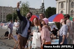 Poslanici Zeleno-levog kluba Radomir Lazović, Biljana Đorđević i Đorđe Pavićević sa studentima ispred Skupštine Srbije.