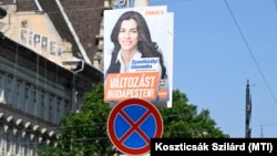 Egy már másodlagos frissességű kampányplakát: Szentkirályi Alexandra mint főpolgármester-jelölt
