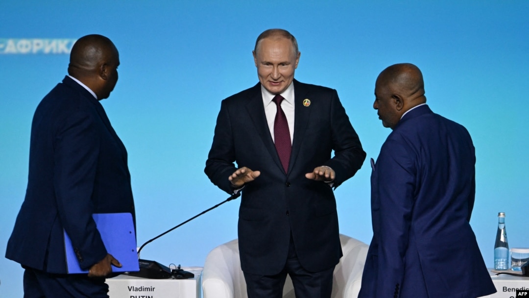 Vladimir Putin a promis unor țări africane cereale gratis. Occidentul spera că la Summitul Rusia-Africa de la Sankt Petersburg (27 iulie 2023), liderii africani îl vor convinge pe Putin să revină în acordul de transport al cerealelor ucrainene prin Marea Neagră. 
