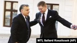 Архивное фото. Премьер-министр Венгрия Виктор Орбан (слева) и глава правительства Словакии Роберт Фицо перед встречей глав правительств Вышеградской группы. Братислава, 9 декабря 2014 года