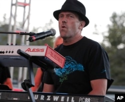  Хю Лори по време на концерт през 2008 година 