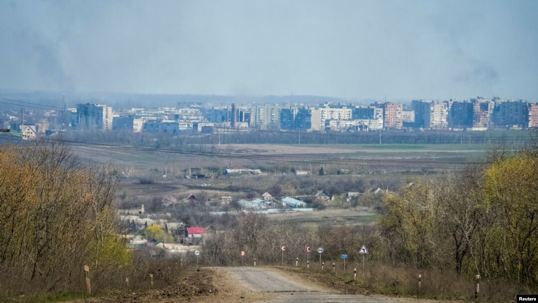 Coloane de fum se ridică deasupra orașului Bahmut după un bombardament, Ucraina, 10 aprilie 2023.