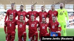 Fudbaleri Srbije poziraju za grupnu fotografiju tima pre meča tokom kvalifikacija za Euro 2024 - Srbija - Bugarska - Stadion Dubočica, Leskovac, Srbija - 19. novembar 2023.