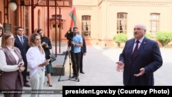 Аляксандар Лукашэнка адказвае на пытаньні дзяржаўных смі падчас візыту ў БДУ. 25 жніўня 2023. 