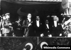 Мустафа Кемаль виступає з нагоди 10-ї річниці проголошення республіки, 1933 рік