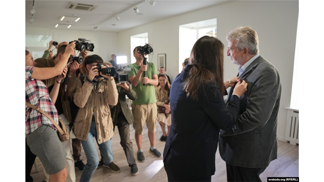 Аляксандар Мілінкевіч падчас ганаровай цырымоніі ўручэньня мэдаля да стагодзьдзя БНР