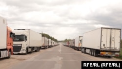 Опашки от товарни камиони близо до латвийско-руската граница.