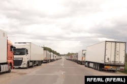 Șiruri de camioane lângă granița dintre Letonia și Rusia.