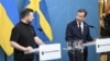 Украинският президент Володимир Зеленски (вляво) и шведският министър-председател Улф Кристерсон говорят на пресконференция по време на скандинавската среща на върха за сигурността и отбраната в Стокхолм, Швеция.