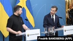 Украинският президент Володимир Зеленски (вляво) и шведският министър-председател Улф Кристерсон говорят на пресконференция по време на скандинавската среща на върха за сигурността и отбраната в Стокхолм, Швеция.
