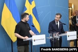Președintele ucrainean, Volodimir Zelenski (stânga), și prim-ministrul suedez, Ulf Kristersson, susțin o conferință de presă în timpul summitului nordic privind securitatea și apărarea, Stockholm, Suedia, la 31 mai 2024.