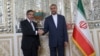 Șeful AIEA, Rafael Grossi (stânga), se întâlnește cu ministrul iranian de externe, Hossein Amir-Abdollahian, la Teheran, la 4 martie.