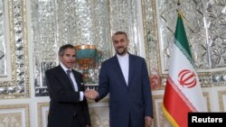 Direktor IAEA, Rafael Grosi (L) i ministar spoljnih poslova Irana, Hosen Amir-Abdolahijan, Teheran, 4. mart 2023.