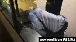 Бир неча ҳафтадан буён Мюнхен вокзалида тунаётган талабалардан бири