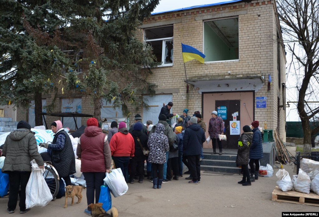 Жителі Посад-Покровського отримують гуманітарну допомогу. Початок березня 2023 року