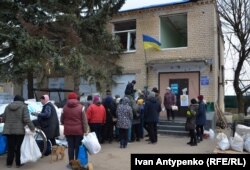 Жителі Посад-Покровського отримують гуманітарну допомогу. Початок березня 2023 року