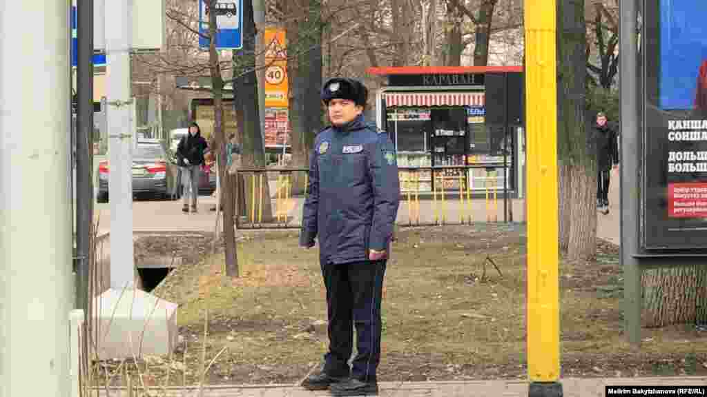 24 ақпан күні таңертеңнен Тарас Шевченко ескерткіші маңында полиция өкілдері жиі көзге түсті. Олар көшенің әр тұсынан айналаны жіті бақылап тұрды.